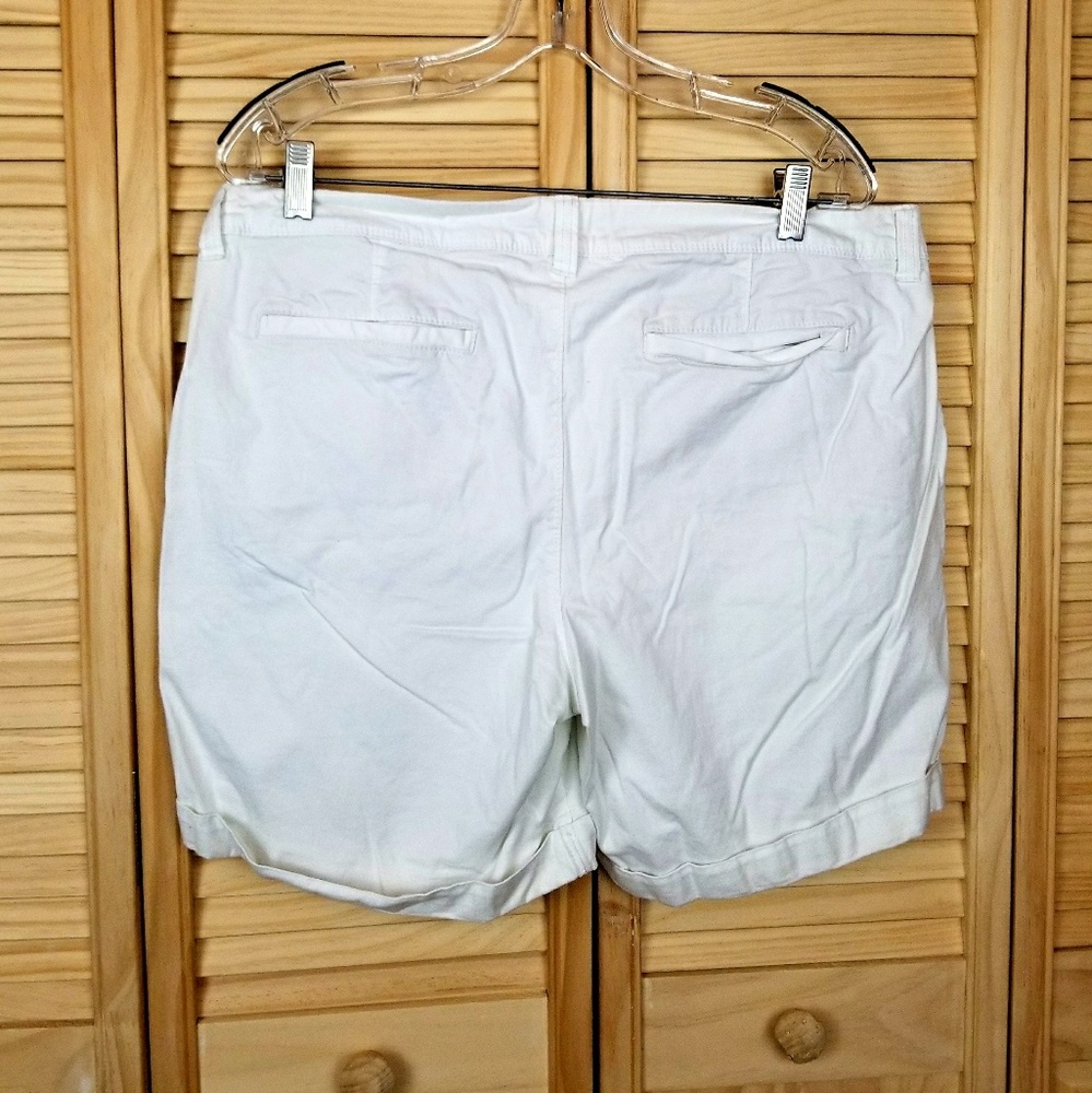 ⭐CHRISTMAS SALE⭐OLD NAVY BERMUDA SHORTS - Picture 2 of 3